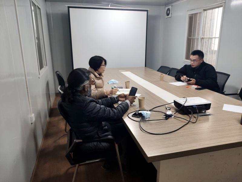 國外客戶來我廠考察，試駕奔馬小型壓路機